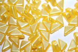 TG06-25032 Pastel lemon yellow - 50 beads